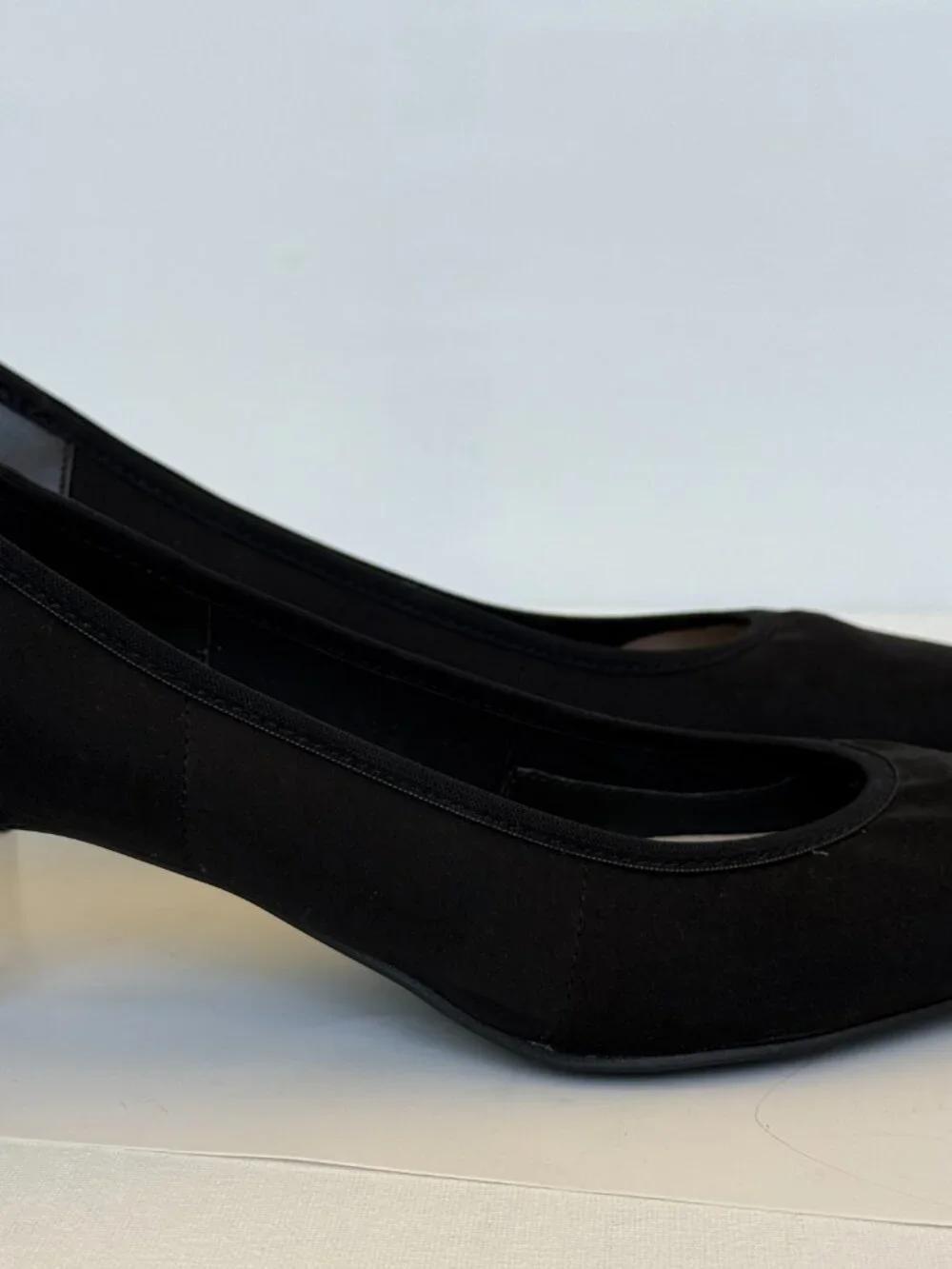 Ellen Tracy Classic Black Kitten Heel Pointed Toe Womens Shoes 8.5 M Like New